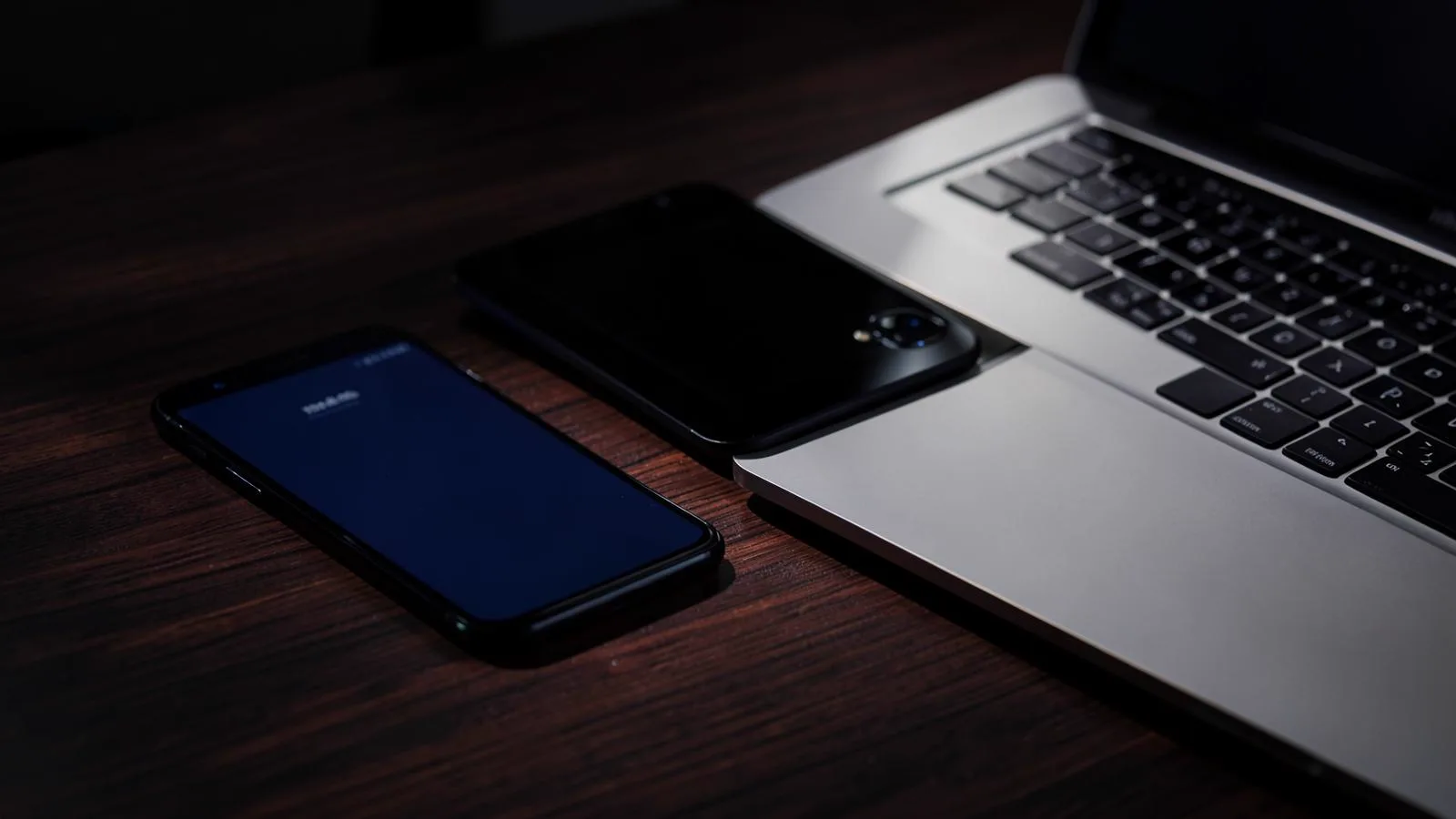 Smartphone e notebook sobre mesa de trabalho